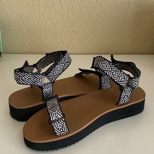 Madewell b&w sandals!